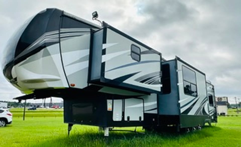 2018 Heartland Cyclone HD Edition Toy Hauler photo 2