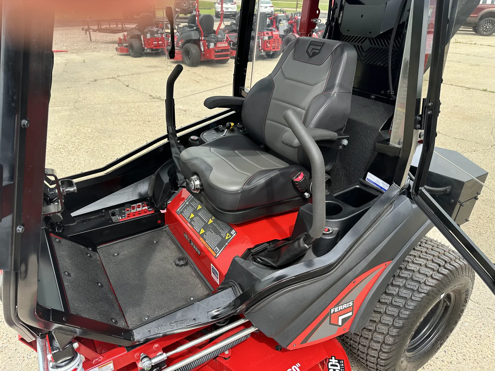 Ferris ISX™ 3300 — Curtis Premium A/C Cab, photo 4 of 10
