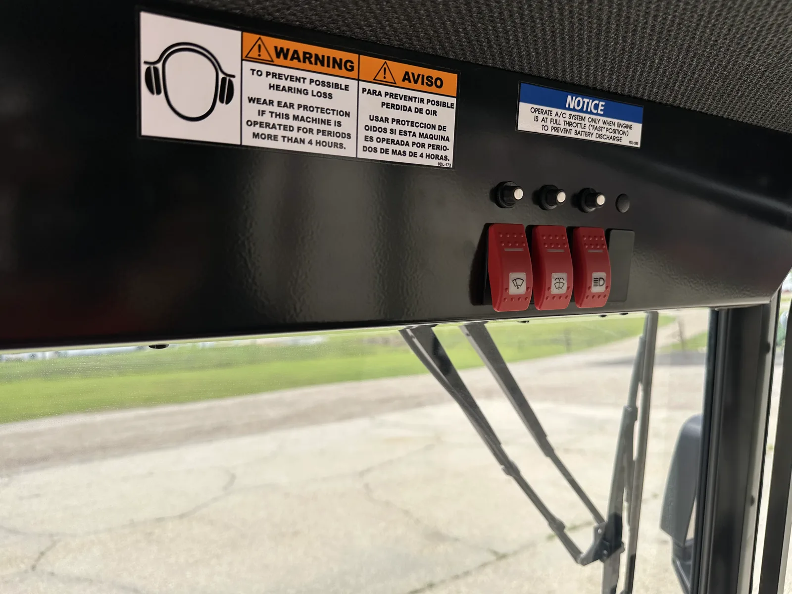 Ferris ISX™ 3300 — Curtis Premium A/C Cab, photo 5 of 10