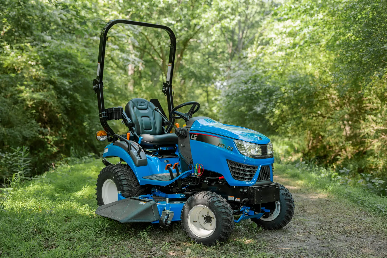 LS MT122 – 21.5 HP Diesel, Hydrostatic, Loader Included, photo 1 of 1